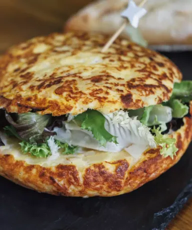 Tortilla de patata rellena de lechuga