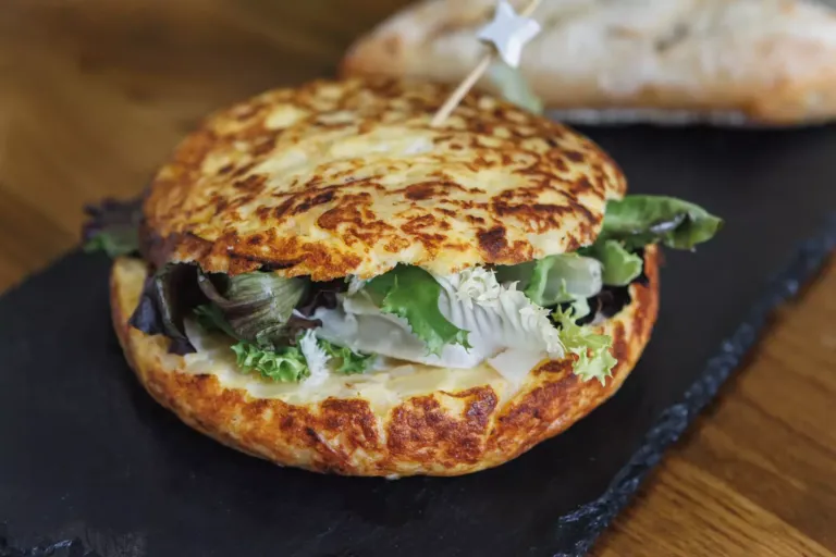 Tortilla de patata rellena de lechuga