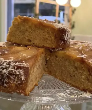 Bizcocho cortado en porciones sobre un plato de cristal
