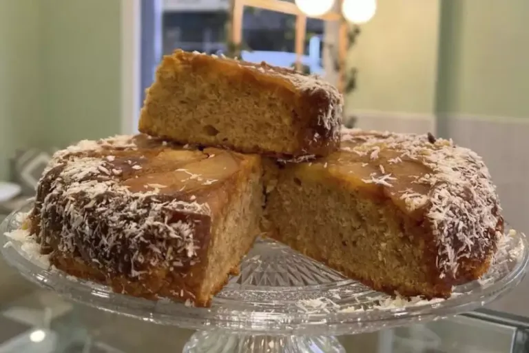 Bizcocho cortado en porciones sobre un plato de cristal