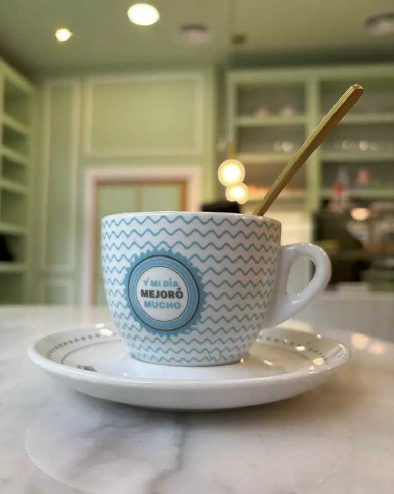 Taza de café blanca y azul