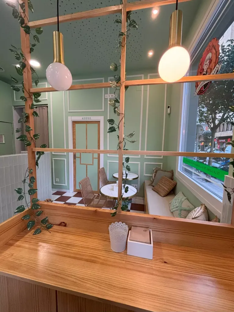 Vista de las mesas de la cafetería a través de una cristalera de madera