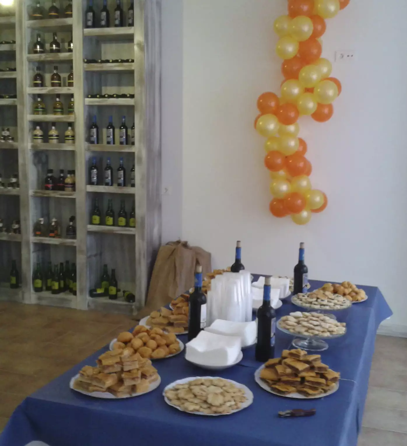 Mesa con productos de catering: empanadas, galletas, bollos de chorizo...