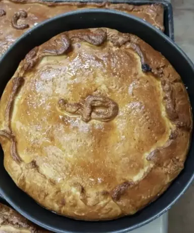 Empanada redonda sobre otras empanadas cuadradas