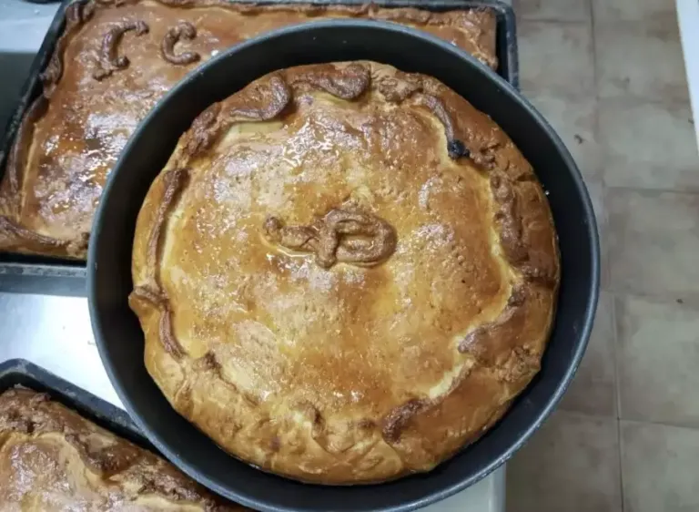 Empanada redonda sobre otras empanadas cuadradas