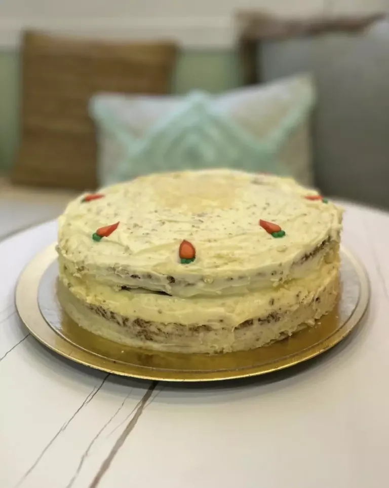 Tarta redonda de color blanca decorada con láminas de fresas