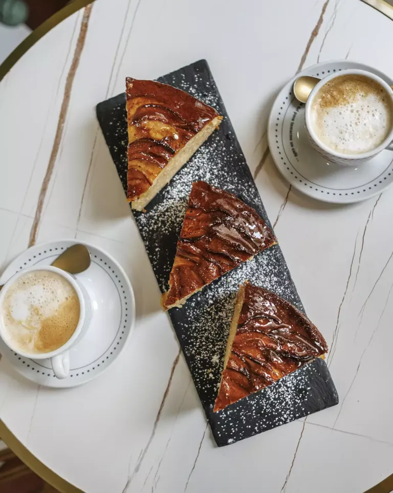 Tres triángulos de bizcoche y dos cafés