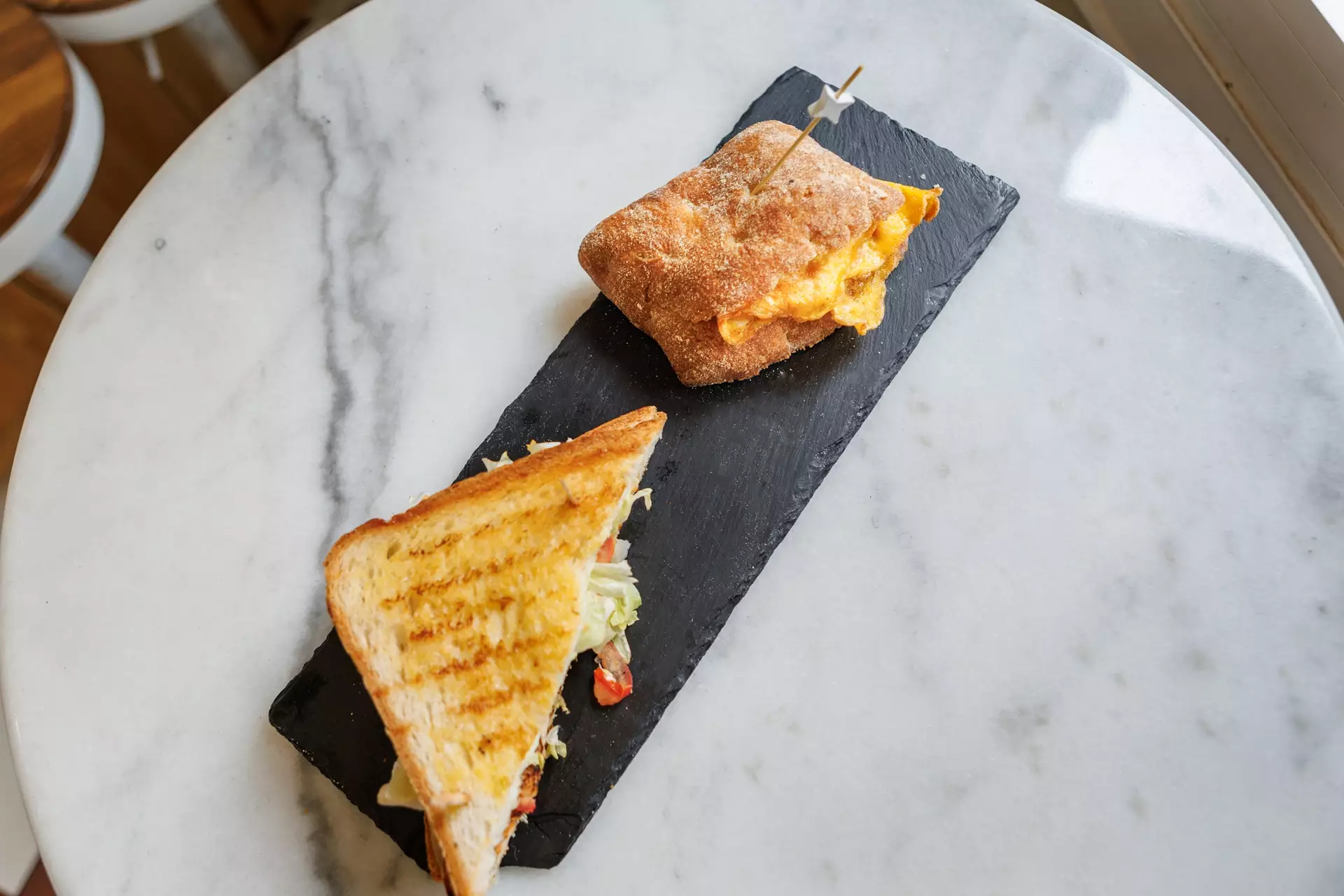 Pincho de tortilla francesa y sándwich vegetal