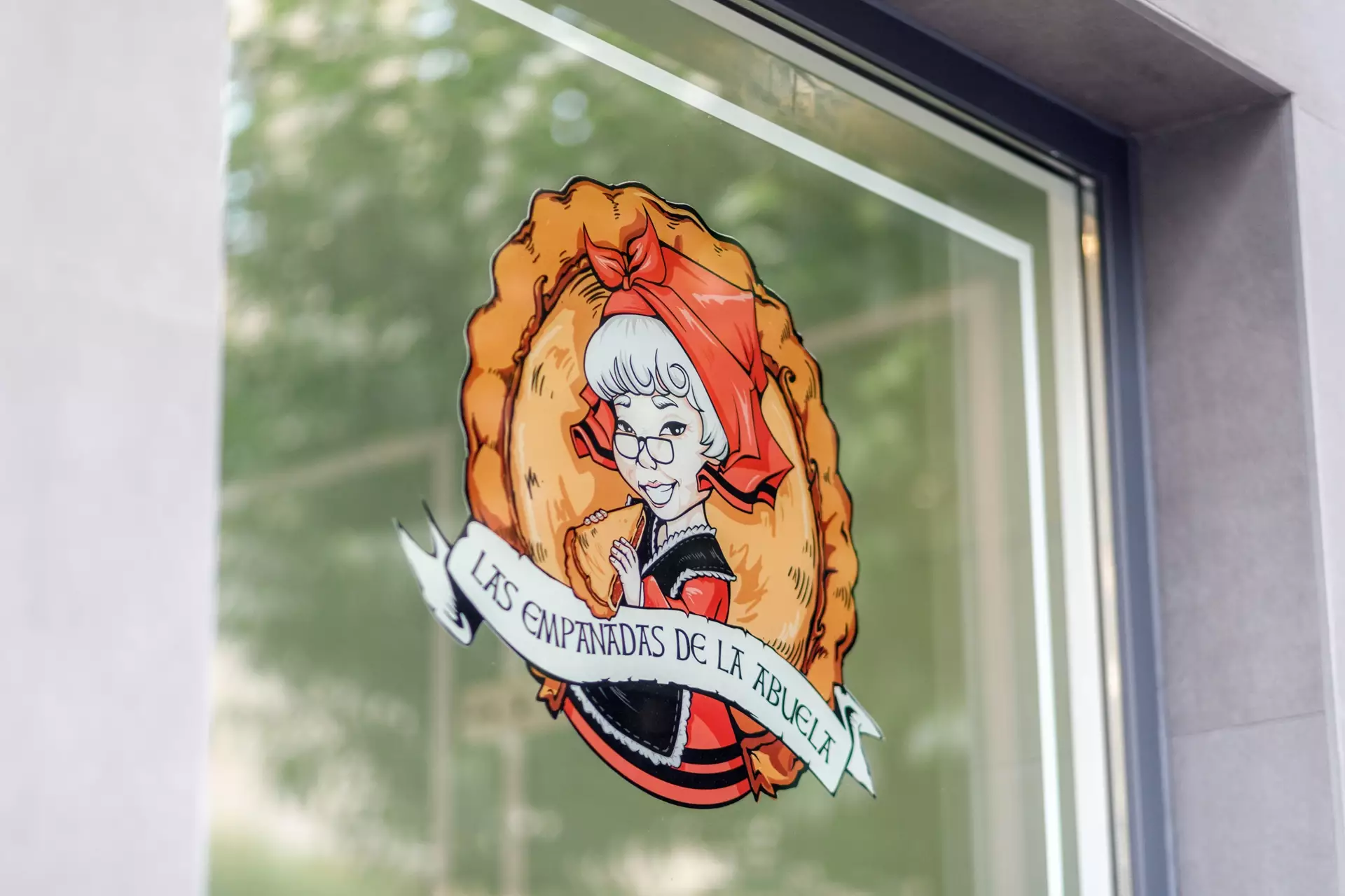Logo "Las empanadas de la abuela" en un cristal